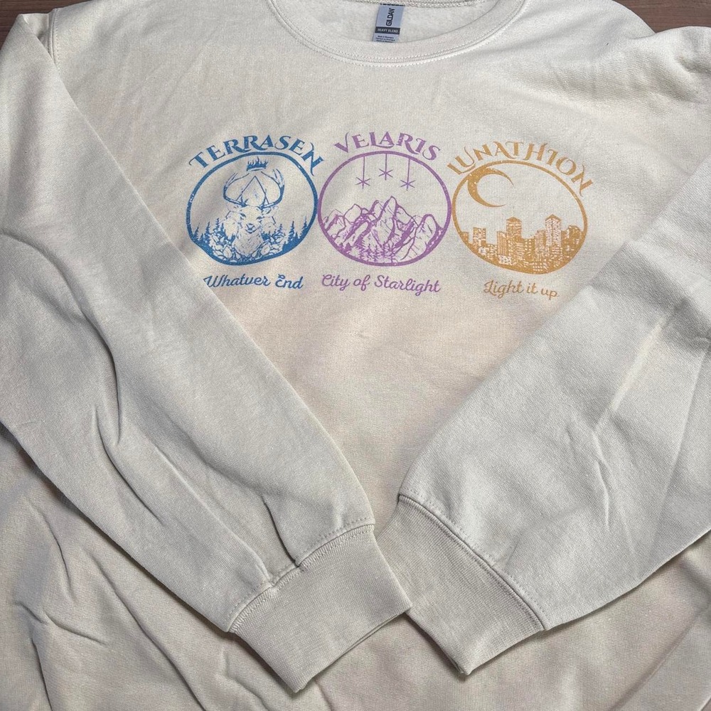 Gildan cream crewneck sweatshirt, size M